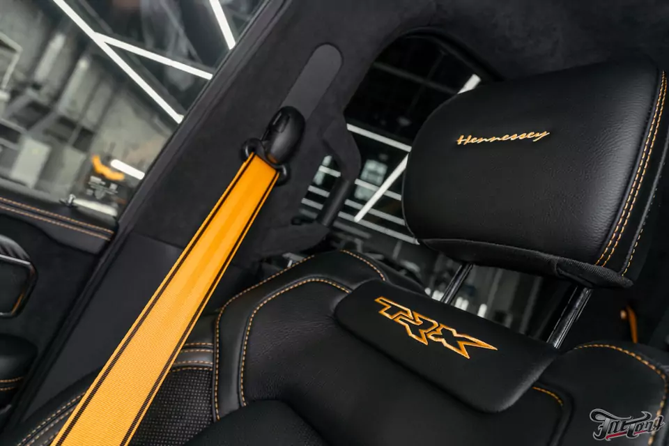 Что мы сделали с RAM TRX Hennessey Mammoth 1000?! Часть 5: процесс пошива, готовый салон и ремни безопасности